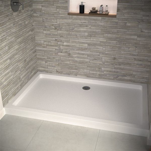 Base de douche en alcôve Streamline en acrylique 60 po x 36 po blanc brillant avec drain central et drain ABS inclus