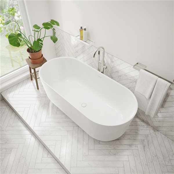 Baignoire blanche ovale autoportante Malindi par Maax 67 x 30 po avec jupe blanche en acrylique avec drain central