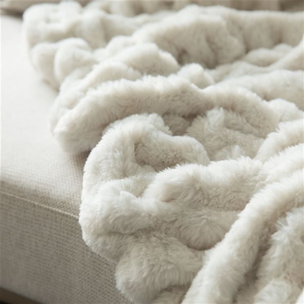 Deerlux 50 x 60-in Decorative Comfortable Ruched Faux Fur Cozy Throw Blanket - White