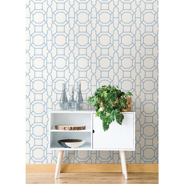 Papier peint autocollant Sanya de NuWallpaper 20,5 po l. x 18 pi L. bambou saphir à motif de treillis, couvre 30,75 pi²