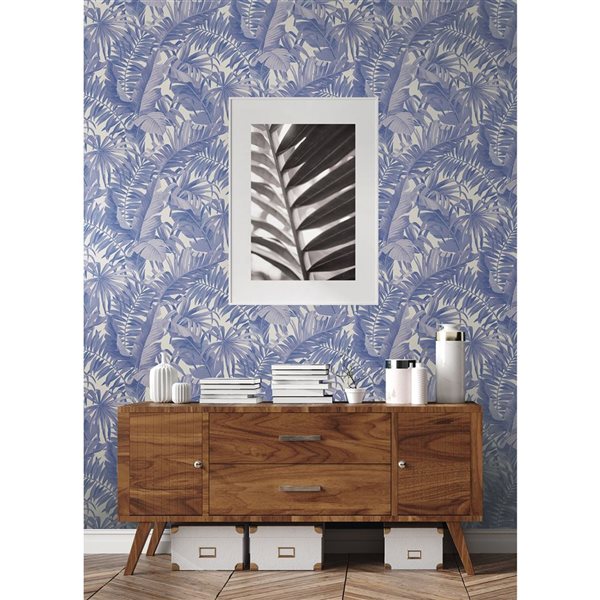 Papier peint autocollant Maui de NuWallpaper 20,5 po l. x 18 pi L. feuille de palmier pervenche, couvre 30,75 pi²