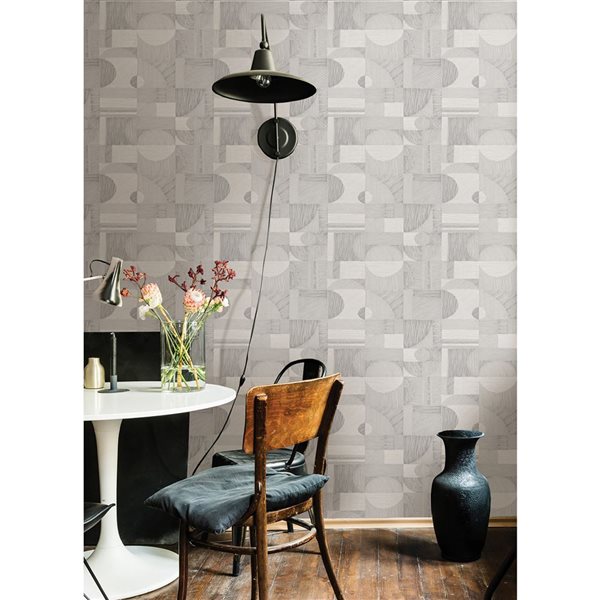 Papier peint autocollant géométrique argent Margo de NuWallpaper 20,5 po l. x 18 pi L., couvre 30,75 pi²