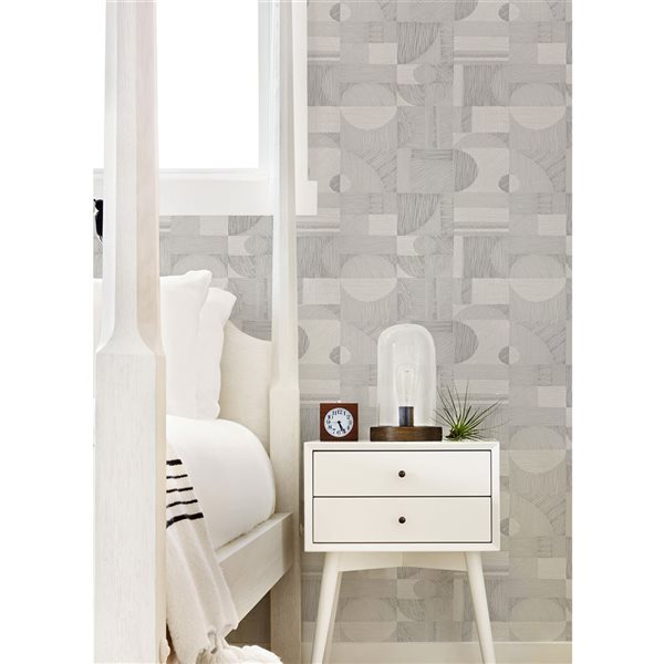 Papier peint autocollant géométrique argent Margo de NuWallpaper 20,5 po l. x 18 pi L., couvre 30,75 pi²