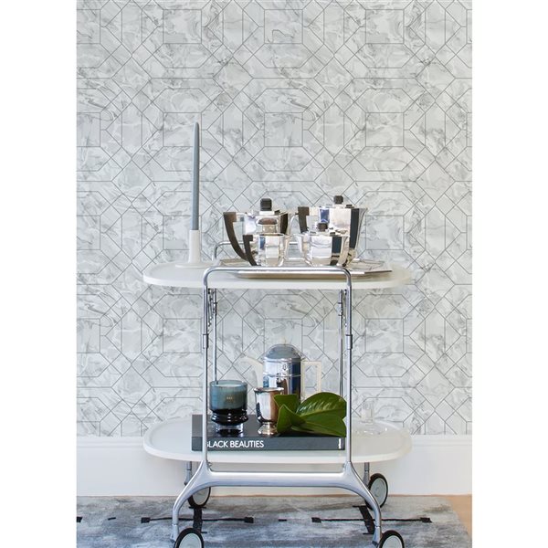 Papier peint autocollant Seraphina NuWallpaper 20,5 po l. x 18 pi L. marbre argent géo, couvre 30,75 pi²