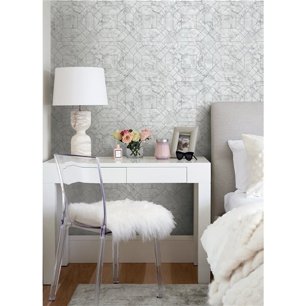 Papier peint autocollant Seraphina NuWallpaper 20,5 po l. x 18 pi L. marbre argent géo, couvre 30,75 pi²