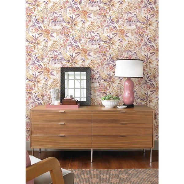 Papier peint autocollant Naupaka 20,5 po l. x 18 pi L. de NuWallpaper feuilles prune ocre, couvre 30,75 pi²