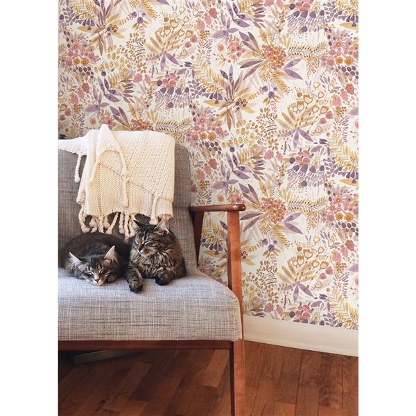 Papier peint autocollant Naupaka 20,5 po l. x 18 pi L. de NuWallpaper feuilles prune ocre, couvre 30,75 pi²