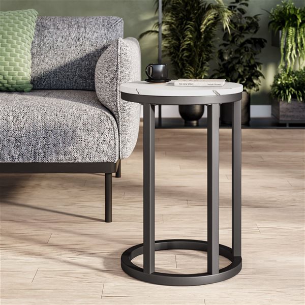 Table d'appoint ronde en forme de C Harmony Brentwood Valley Designs en blanc marbré avec base noire