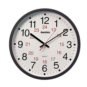 Horloge murale en plastique noir Magnus de Dainolite 12 po diamètre 12/24 heures