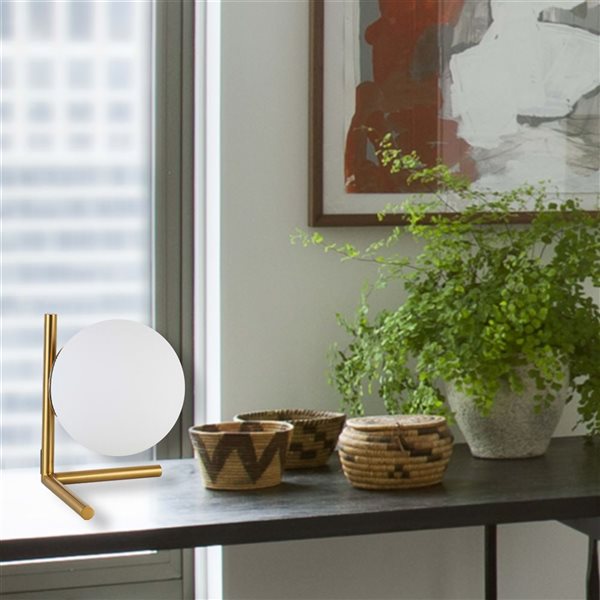 Lampe de table en laiton patiné Folgar de Dainolite 1 lumière, verre blanc opale