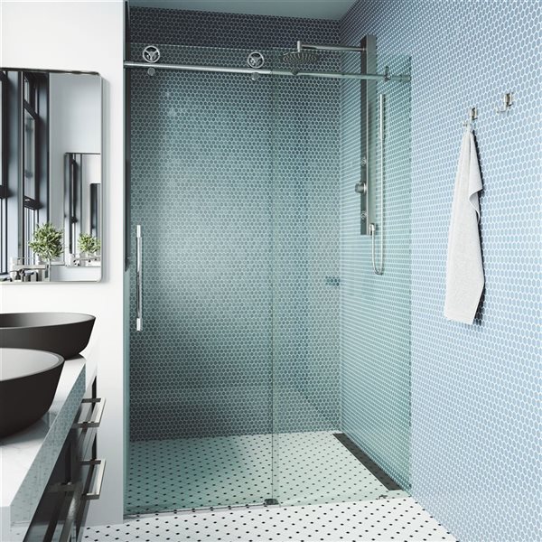 Porte de douche coulissante sans cadre Elan Cass Aerodynamic de VIGO 64 à 68 x 76 po chrome avec verre transparent