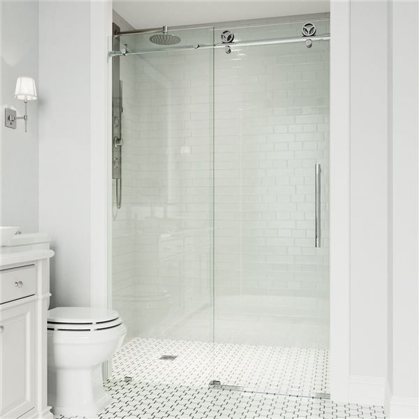 Porte de douche coulissante sans cadre Elan Cass Aerodynamic de VIGO 64 à 68 x 76 po chrome avec verre transparent