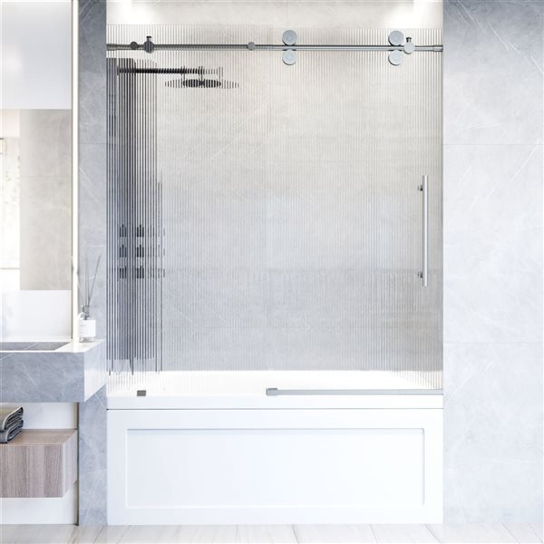 Porte de baignoire coulissante sans cadre Elan de VIGO en acier inoxydable avec verre cannelé 60 x 66 po