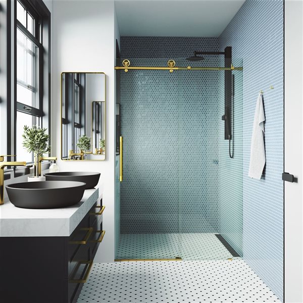 Porte de douche coulissante sans cadre Elan Cass Aerodynamic de VIGO 44 à 48 po x 76 po or brossé mat