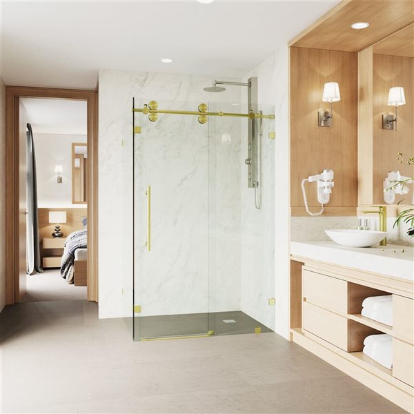 Cabine de douche coulissante sans cadre Winslow de VIGO 34 po x 46 po x 74 po or brossé mat avec verre transparent