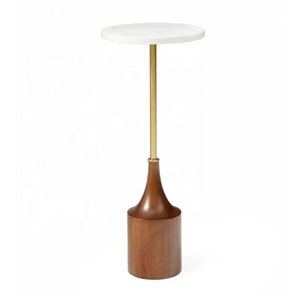 Table d'appoint TAKE ME HOME milieu du siècle en bois brun avec dessus en faux marbre 9,5 dia x 22 po h.