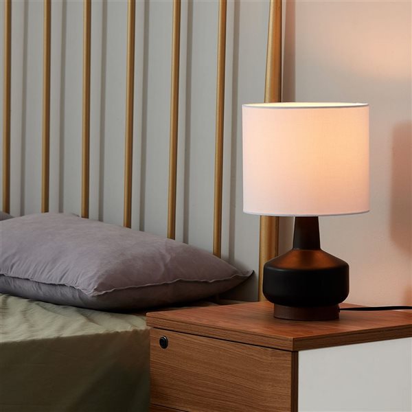 Globe Electric 15-in Matte Black/Wood Tone Ceramic Table Lamp with White Linen Shade - On/Off Rotary Switch