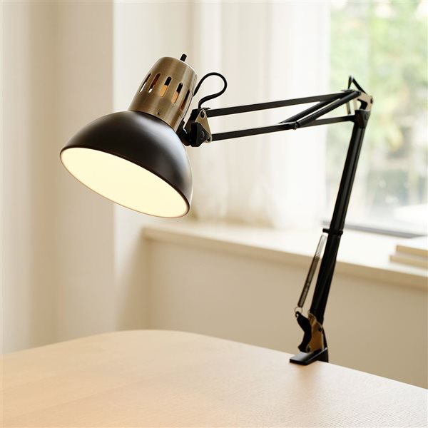 Lampe de bureau multi-articulations Globe Electric de 32 po avec pince en métal, noir mat