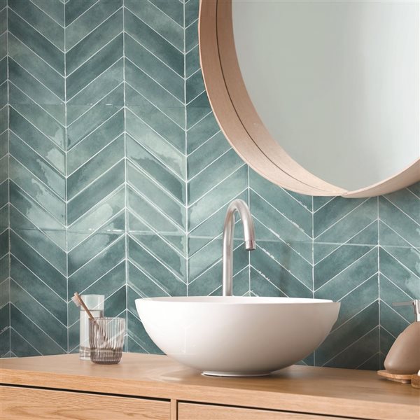 Carreaux muraux autocollants Taby Chevron de Smart Tiles 3D bleu 11,43 x 9 po, lot de 4