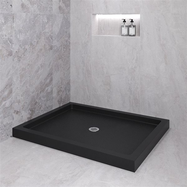 Bac de douche en coin acrylique Streamline 48 x 36 po noir brillant drain centré, drain ABS inclus