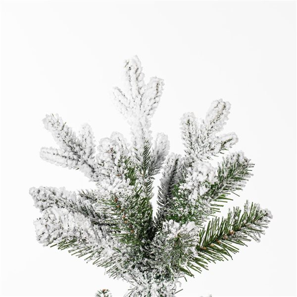 Vickerman 7.5-ft x 39-in Frosted Whistler Spruce Artificial Pre-Lit Christmas Tree, 500 Colour Changing Lights
