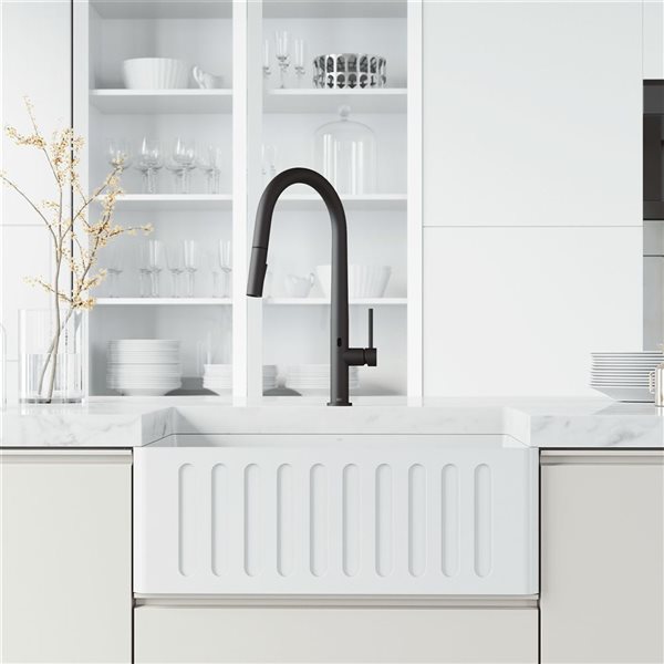 VIGO Greenwich&nbsp;18-in H Single Handle Pull-Down Sprayer Kitchen Faucet with Touchless Sensor - Matte Black