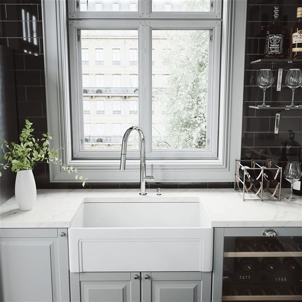 VIGO Greenwich One-Handle Pull-Down Sprayer Kitchen Faucet with Soap Dispenser - Chrome