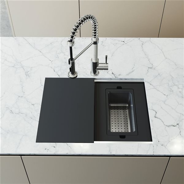 Évier de cuisine Hampton VIGO sous plan 24&nbsp;po simple 2&nbsp;niveaux avec crépine et accessoires, acier inoxydable