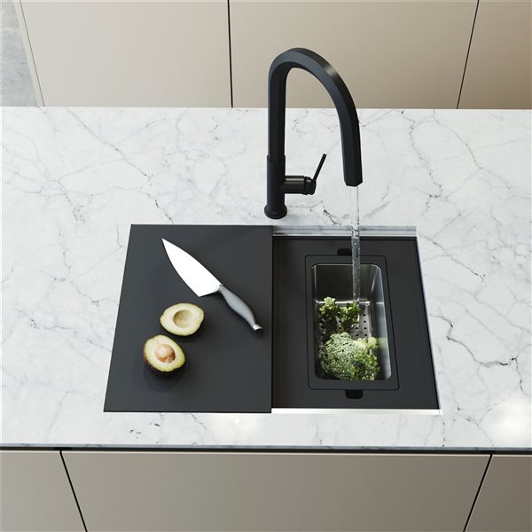 Évier de cuisine Hampton VIGO sous plan 24&nbsp;po simple 2&nbsp;niveaux avec crépine et accessoires, acier inoxydable