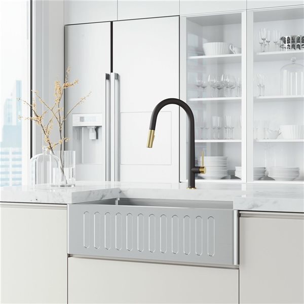 VIGO Greenwich One-Handle Pull-Down Sprayer Kitchen Faucet - Matte Black/Matte Brushed Gold