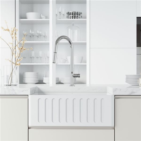 VIGO Greenwich&nbsp;18-in H Single Handle Pull-Down Sprayer Kitchen Faucet with Touchless Sensor - Chrome