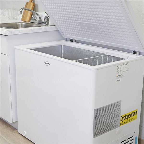 Koolatron 7-ft³ White Large Chest Freezer with Manual Defrost - 195 L