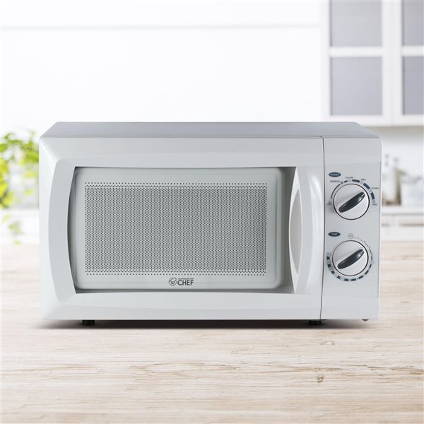 Commercial CHEF 17.8-in 0.6-ft³ 600 W White Countertop Microwave