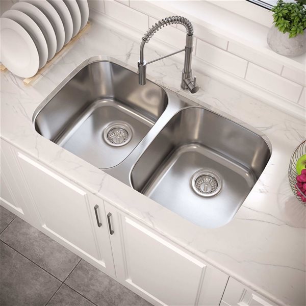 Blue Ocean 32 1/4-in 16-Gauge Stainless Steel Undermount Kitchen Sink with Strainer