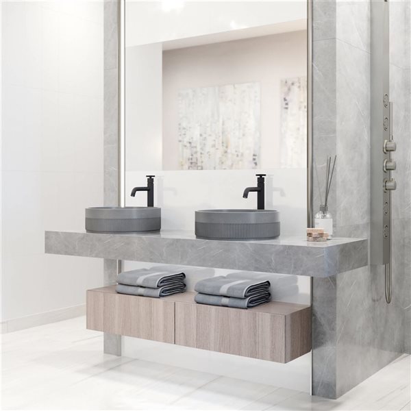 Lavabo-vasque gris Cypress VIGO 16 l. x 16 po p. rond en pierre Concreto avec robinet/bonde escamotable Cass en noir mat