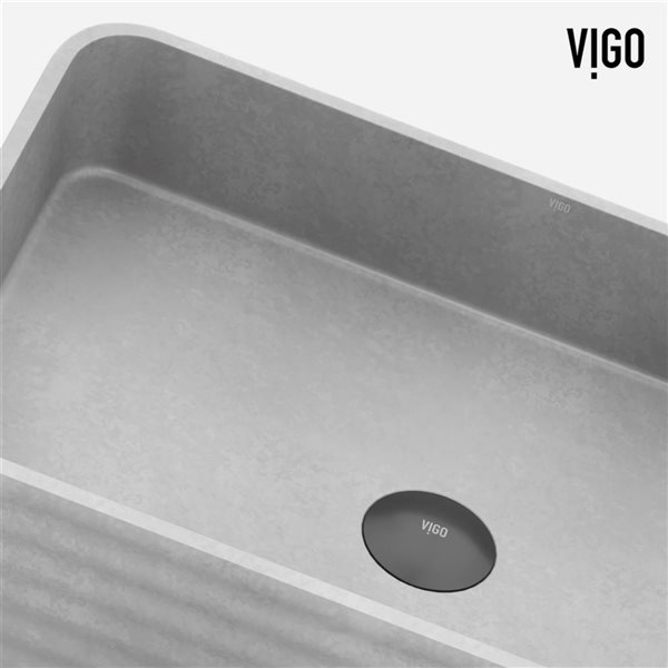 Lavabo-vasque gris Cadman VIGO 14 l. x 21 po p. en pierre Concreto rectangle avec robinet/bonde Nova en noir mat