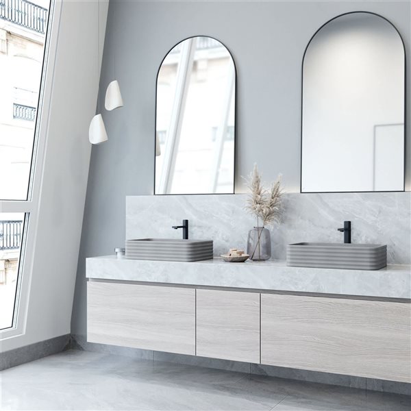 Lavabo-vasque gris Cadman VIGO 14 l. x 21 po p. en pierre Concreto rectangle avec robinet/bonde Nova en noir mat