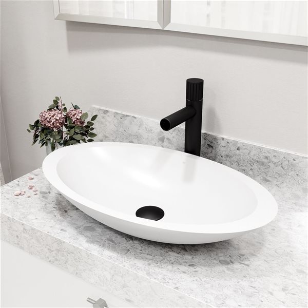 Lavabo-vasque blanc Wisteria VIGO 14 l. x 23 po p. en MatteStone ovale avec robinet/bonde Ashford en noir mat