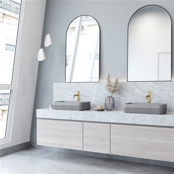 Lavabo-vasque gris Cypress VIGO 14 l. x 21 po p. en pierre Concreto rectangle avec robinet/bonde Ruxton en or brossé mat