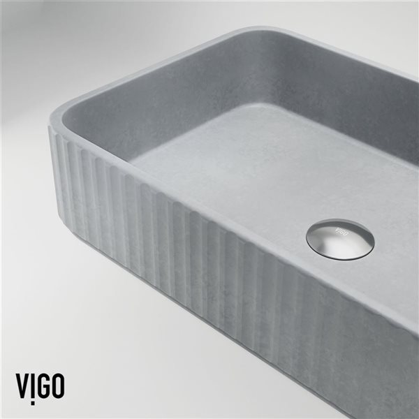 Lavabo-vasque gris Windsor VIGO 13 l. x 21 po p. en pierre Concreto rectangle avec robinet/bonde Cass en or brossé mat