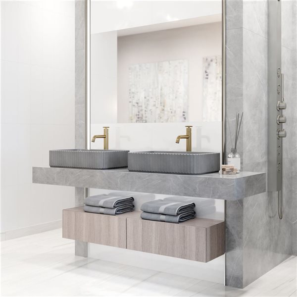 Lavabo-vasque gris Windsor VIGO 13 l. x 21 po p. en pierre Concreto rectangle avec robinet/bonde Cass en or brossé mat