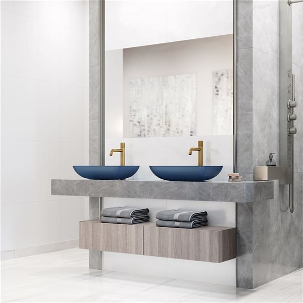 Lavabo-vasque bleu Sottile VIGO 13 l. x 18 po p. en verre rectangle avec robinet/bonde escamotable Apollo en or mat