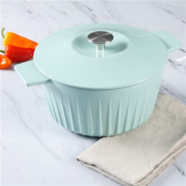 Cocotte ronde en fonte émaillée Eastholm Martha Stewart 5,7-L bleu avec couvercle