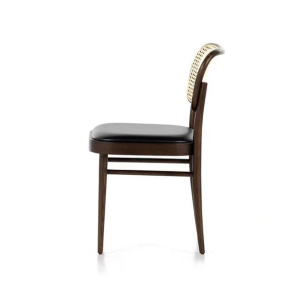 Chaise d'appoint de salle à manger Freya de Plata Import similicuir et cadre noir avec dossier en rotin