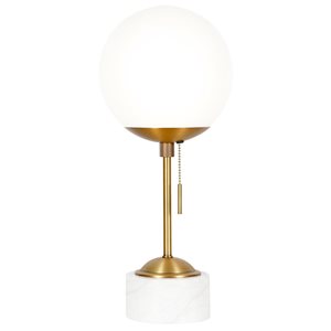 Lampe de table Reagan de Hailey Home 17,75 po h. laiton et blanc marbré avec abat-jour en verre en forme de globe