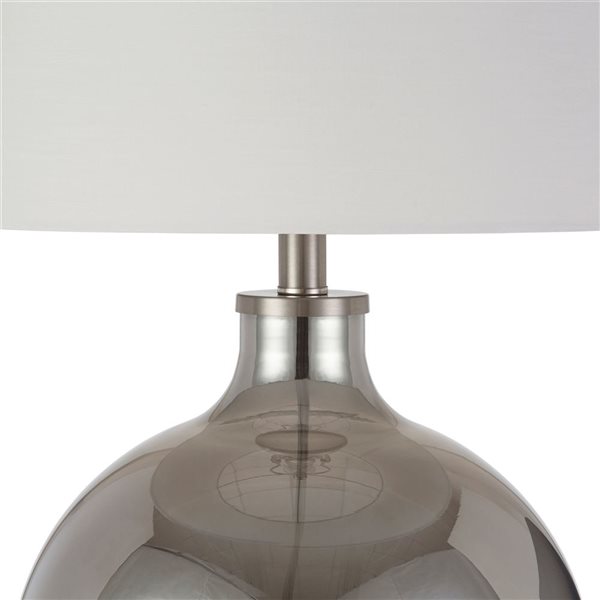 Lampe de table Laelia de Hailey Home 24,75 po h. base en verre chromé et abat-jour tambour en tissu blanc