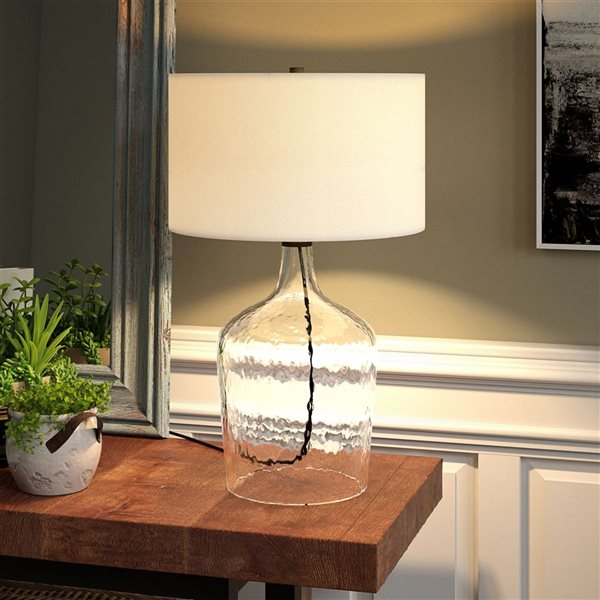 Lampe de table Casco Hailey Home 24 po h. base en verre clair texturé/accents bronze noirci avec abat-jour tissu blanc