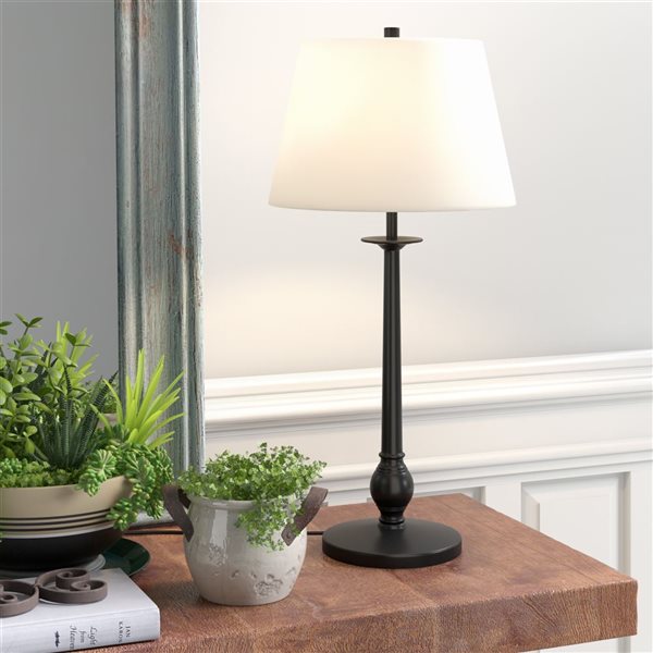 Lampe de table Wilmer de Hailey Home 28 po h. bronze noirci avec abat-jour en tissu blanc