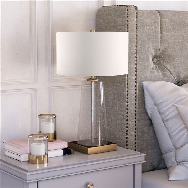 Lampe de table Dax de Hailey Home 27,5 po h. base verre bullé et laiton avec abat-jour en lin