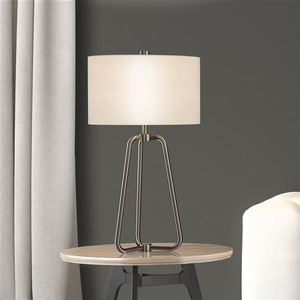 Lampe de table Marduk de Hailey Home 25,5 po h. métal fini nickel brossé avec abat-jour en tissu blanc